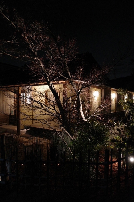 bistro yummy 外観　夜