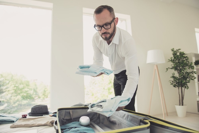 旅行の準備 トランセンド マイクロをスーツケースに入れているイメージ