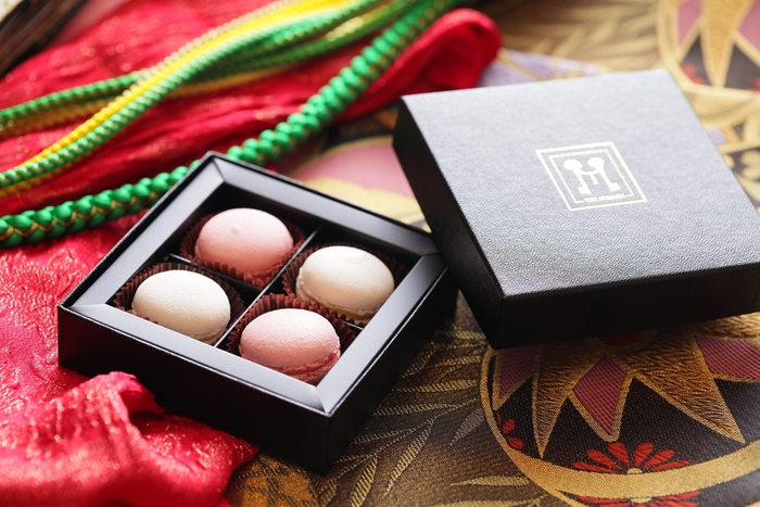 ▲小菓子:新春のお祝いに相応しい、ホテル専属パティシエによる 紅白マカロン