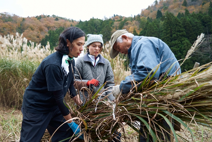 集落の方々が丁寧にレクチャー