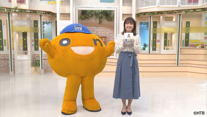 「イチモニ!」目覚まし時計プレゼント企画 onちゃん(左)、室岡里美アナ(右)(C)HTB