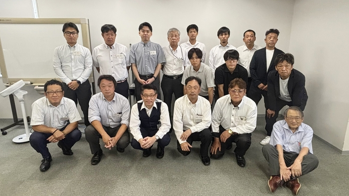 販売店のみなさまと当社社長若林（前列左から3人目）、吉田技術顧問（前列右端）