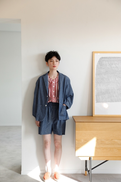 国産ダンガリー生地は着心地にこだわった&ease別注生地。シャツジャケット¥17,600、ベースボールシャツ¥26,400、ショートパンツ¥13,200、スリッパ¥17,600(すべて税込)