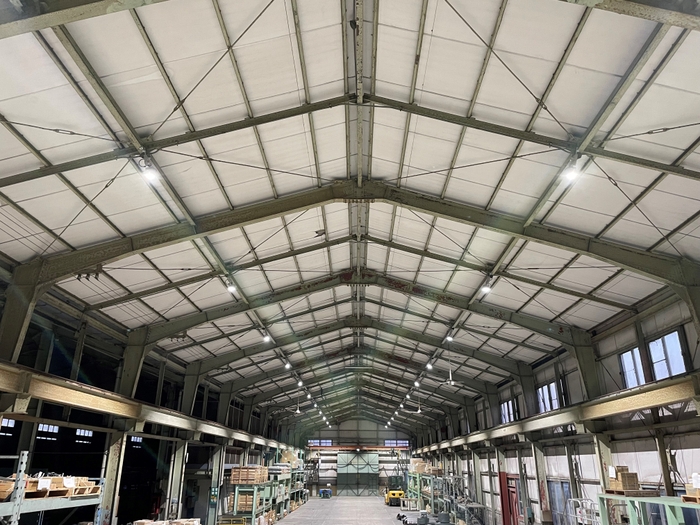 写真左:第八作業場(東エリア)