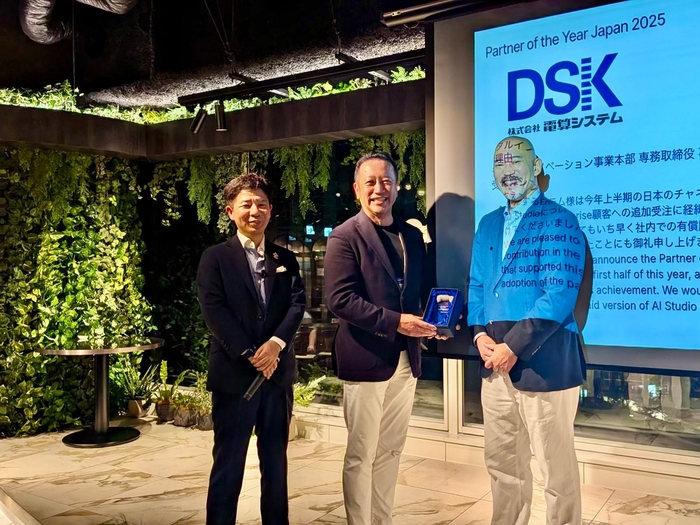 左：Asana パートナーマネージャー 三浦 正裕 氏／中央：電算システム 専務取締役執行役員 渡邉 裕介／右：Asana ゼネラルマネージャー 立山 東 氏