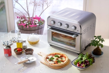 「ピザストーン」付属でいつもの冷凍ピザが感動の美味しさに　 クイジナート「エアフライ オーブントースター」 新モデルが3月中旬発売