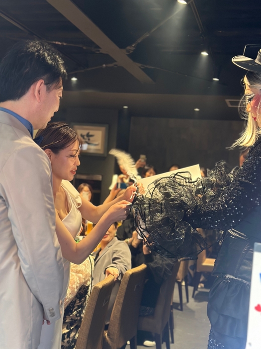 店舗で結婚誓約書にサイン