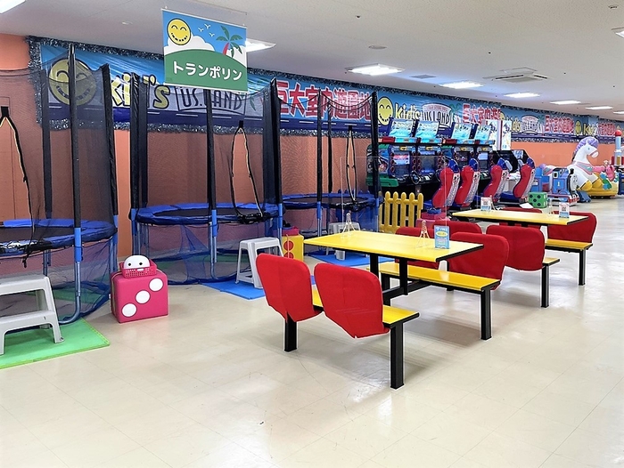 楽しいトランポリンや遊び放題の人気ゲーム機!