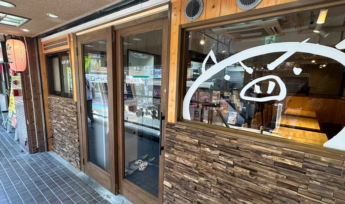 窓ガラスの大きな豚のマークが目印