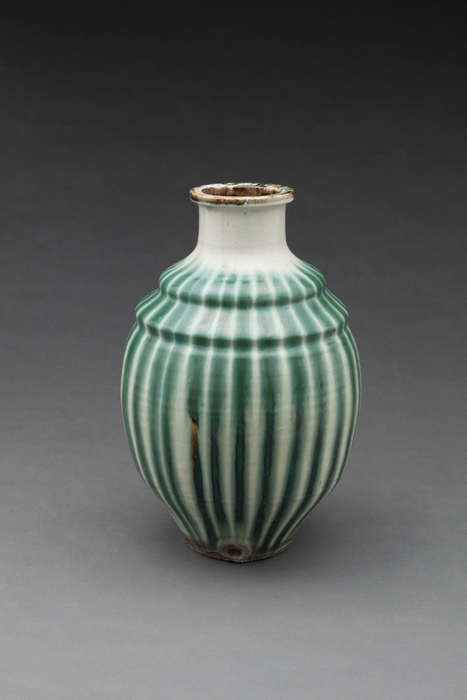 (1)信楽焼「青簾焼酎瓶」19C-20C前半/江戸時代後期-明治時代 当館蔵