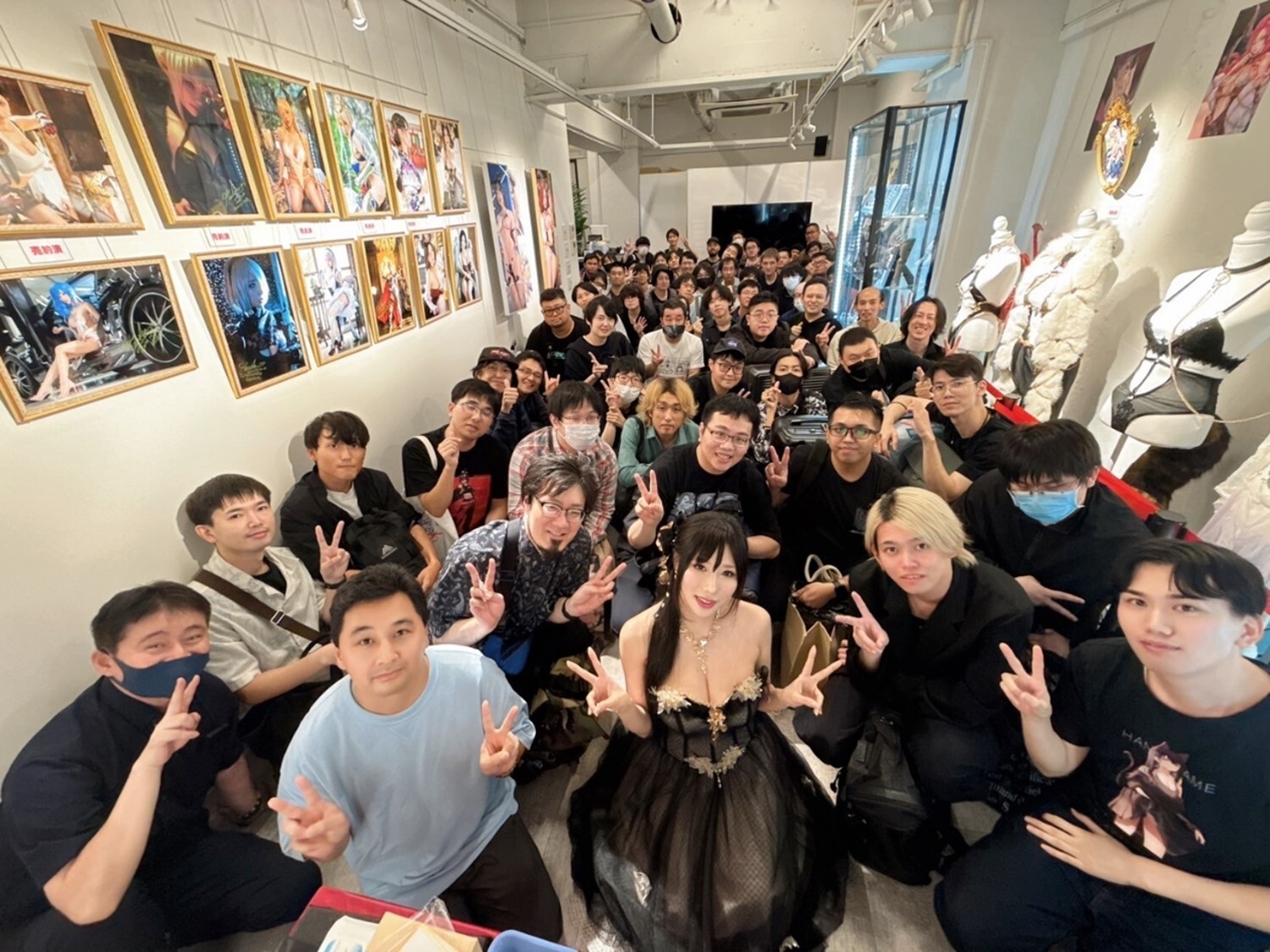 ハネアメ初個展『誕生祭』に100名を超すファンが秋葉原に集まりファンミーティングを開催。(写真提供:ハネアメ)