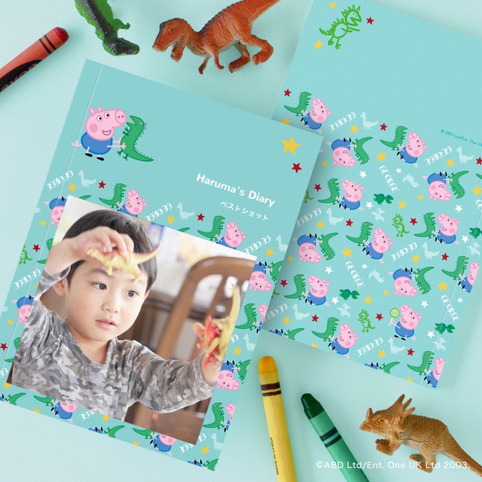 寝るときも一緒!宝物の緑色のダイナソーで遊ぶジョージの表紙です