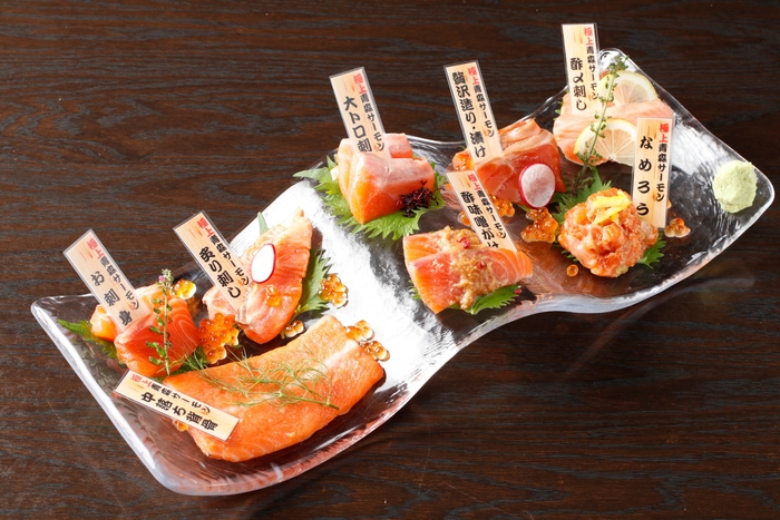 「名物!!極上国産!!青森サーモンづくし♪海の恵み8種盛り」(1人前)2,728円