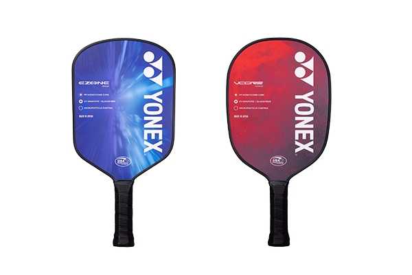左から、ピックルボール パドルのEZONE(Eゾーン)、VCORE(Vコア)