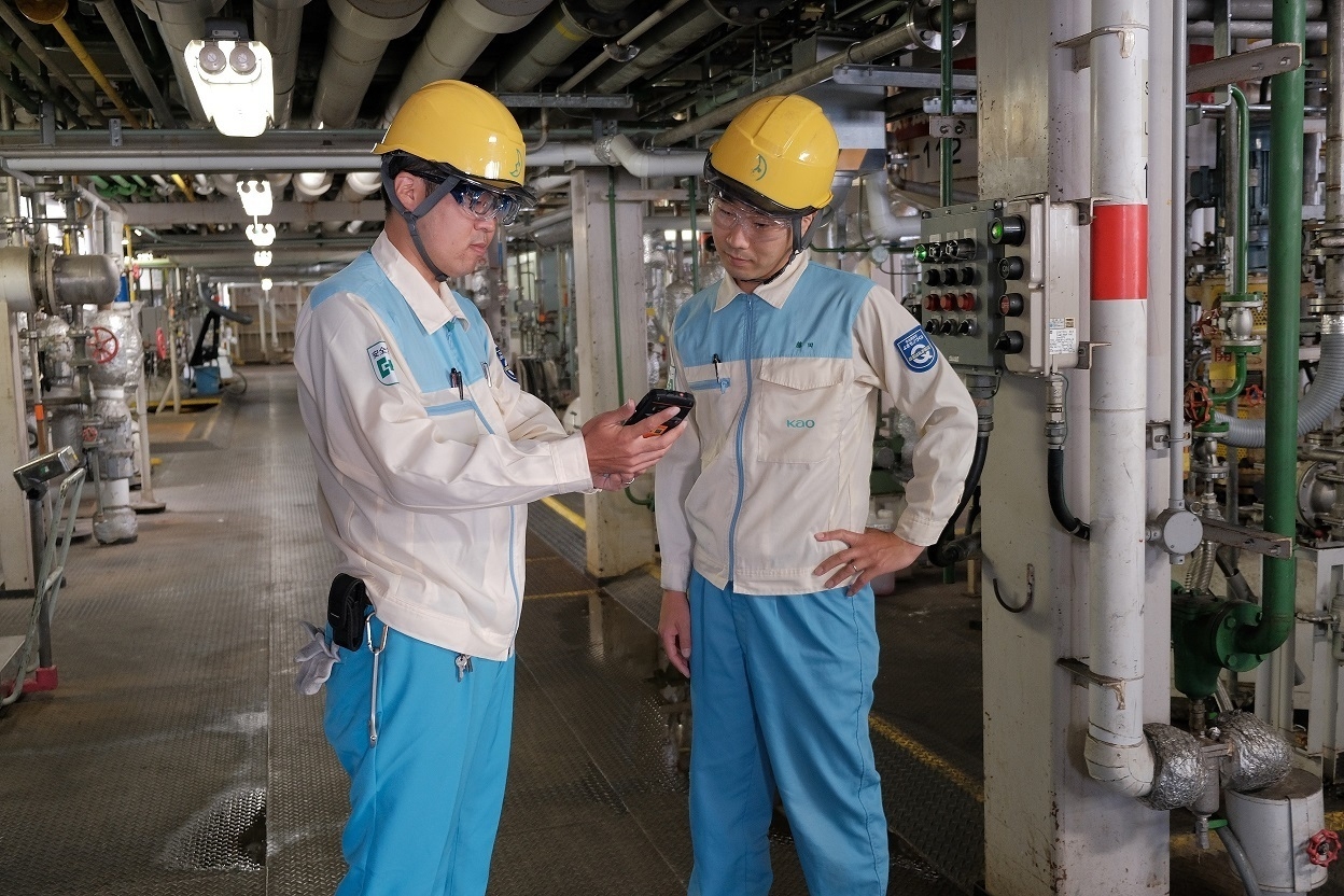 原材料を追跡・整理するための市民開発者向けアプリを操作する奥元立志氏(左)と藤田直樹氏(右) (花王提供)