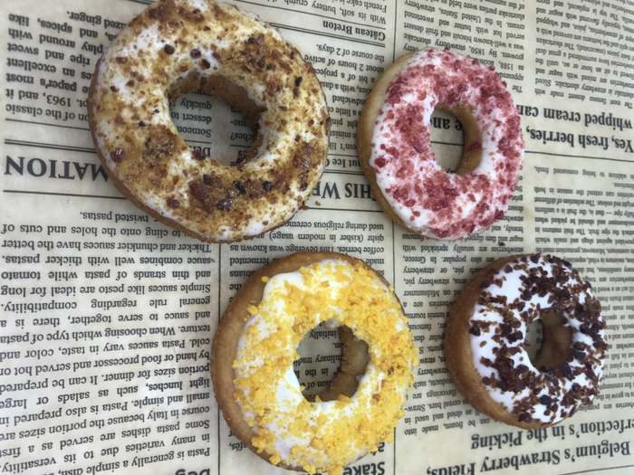 キャラメリゼ、ローストシュガーチップ、ストロベリーキャラメリゼ、オレンジピールクランチ/通常サイズのドーナツ