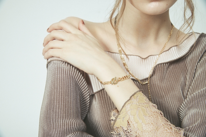 オケージョンにもぴったりなマルチチェーンシリーズ。 3アイテムとも、GOLD と SILVER の展開。