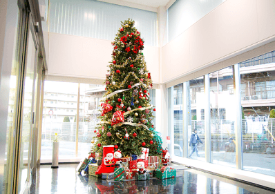 エントランスロビーもクリーンルームと同じ天井高があり、取材時は高さ3.6mのクリスマスツリーが飾られていた。近隣に小学校があり、通学する児童に楽しんでもらいたいと華やかにデコレーション