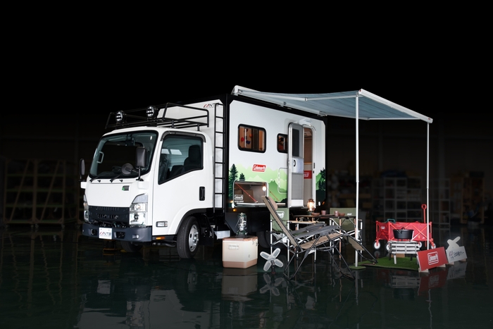 「EXPEDITION EAGLE Colemanモデル」(写真のアウトドア用品等は別)