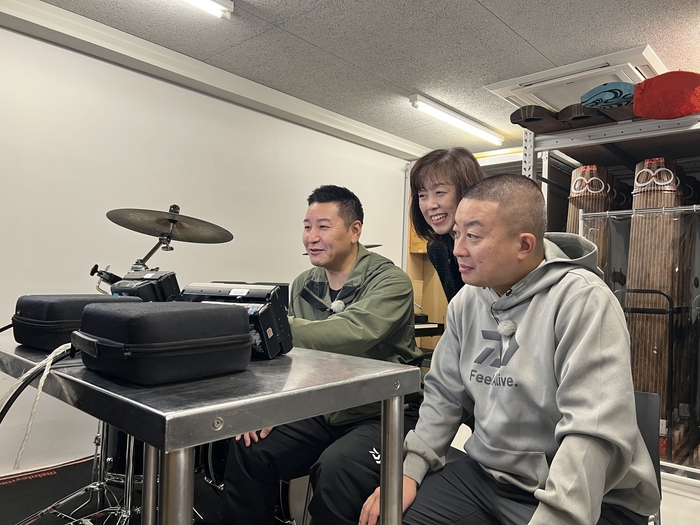 学校で生徒の様子をモニタリングする2人(左から長田庄平、松尾駿)