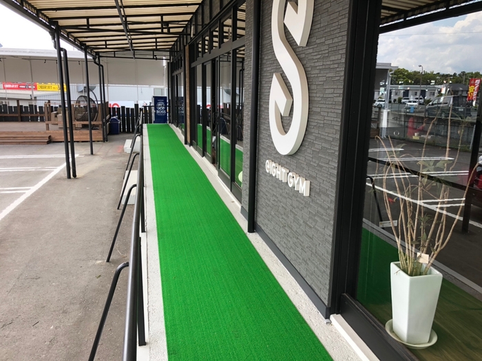 人工芝を敷き、屋外でもトレーニング可能!5月中にサンドバックを設置。