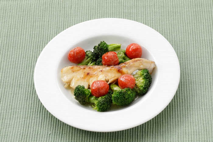 調理例(盛り付けは一人前):ブロッコリーとたらの蒸し煮 (ハーブ&ガーリック使用)