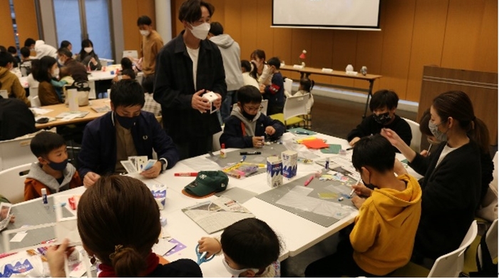令和4年(2022年)に行った「エコLightナイト」でのランタン制作の様子