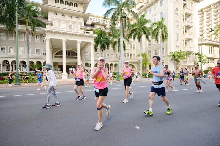 カラカウア通りを走るランナー