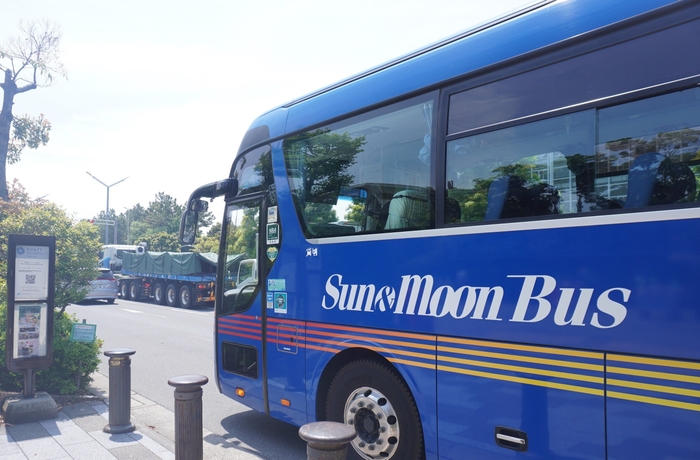 新浦安駅南口（ハイアットリージェンシー東京ベイ シャトルバス乗り場）に停まる高速乗合バス「Sun and Moon（サン・アンド・ムーン号）」
