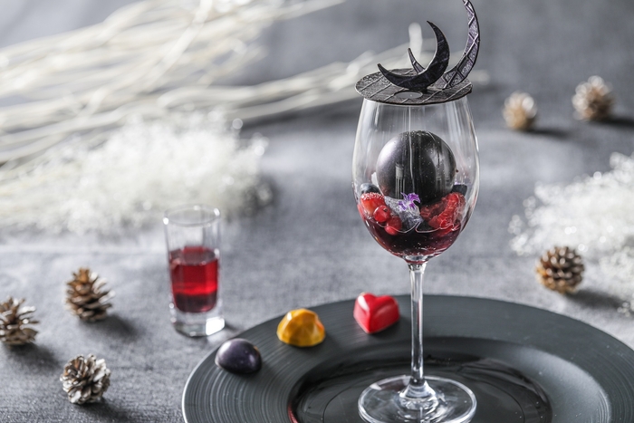 ▲【Dessert】 寒月に見立てた漆黒色のチョコレートアントルメ、 ミルクアイス入りのチョコドームが印象的な一品。