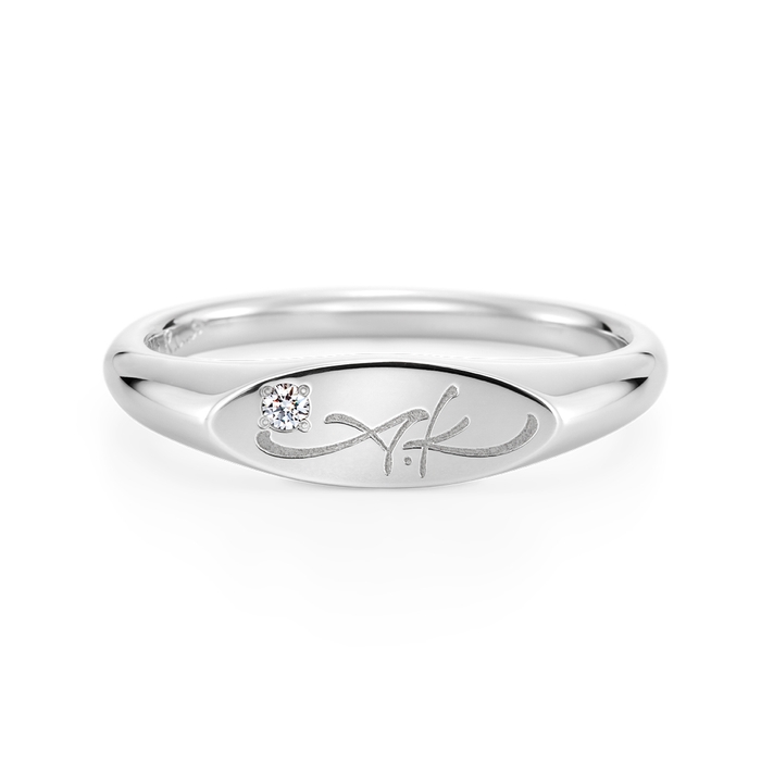 イニシャル&ダイヤモンド(誕生石)を添えて、節目の記念に。(商品価格+税込23,650)