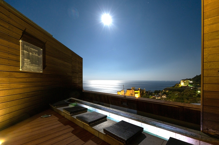 海や街並みを見渡せる屋上の「足湯スカイテラス」