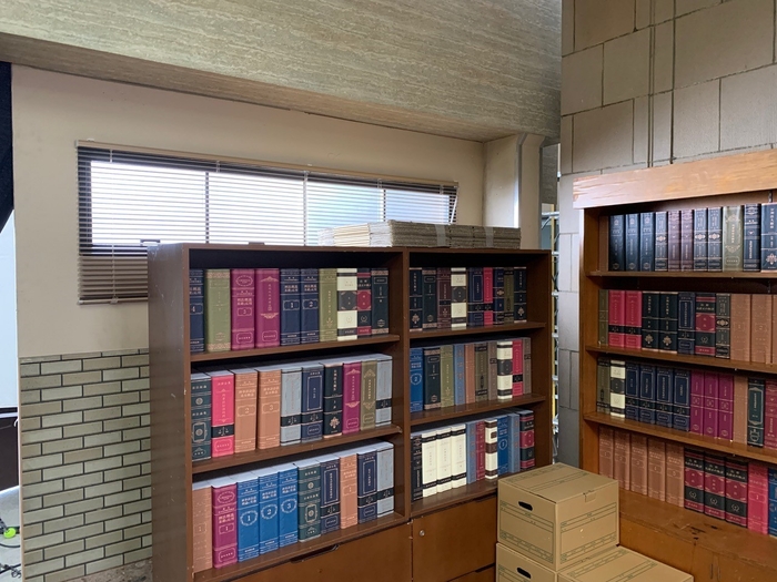 【舞台となる裁判官室のセット】アルミブラインド ベネアル25 TB-849(ライトブラウン)