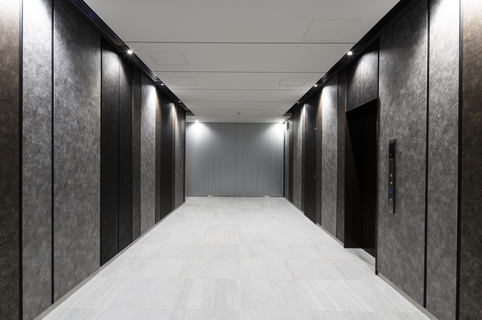 西側エントランス