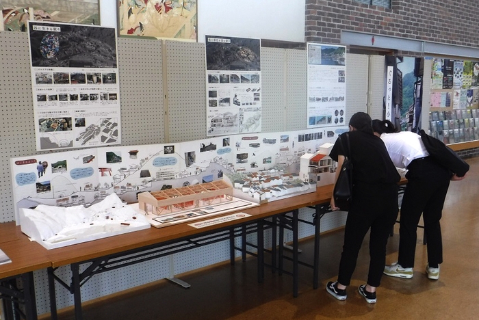 ひかわ図書館(島根県出雲市)で開催した 「ぐるっと!小伊津展」のようす