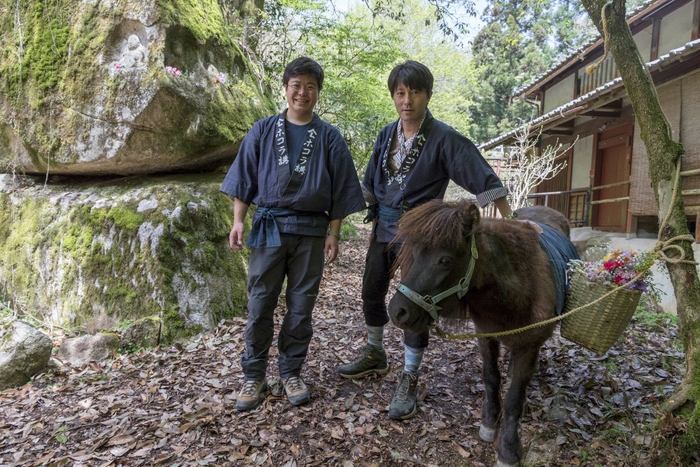 タイルとホコラとツーリズム(谷本 研+中村 裕太)「season3《白川道中膝栗毛》」2016/Gallery PARC/撮影:麥生田 兵吾
