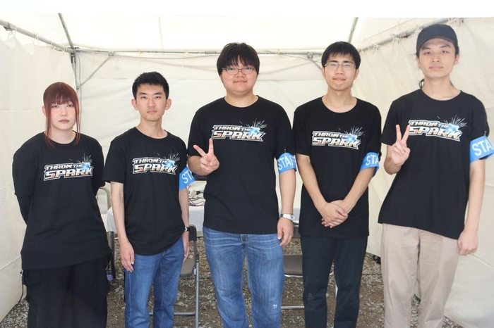 ボランティアで参加した理大eスポーツ研究会の(左から)生物科学科3年の北村友菜さん、情報理工学科3年の藤田祥輝さん、生物科学科4年の三上裕也さん、情報理工学科3年の岩本礼偉さん、情報理工学科1年の三崎智広さん