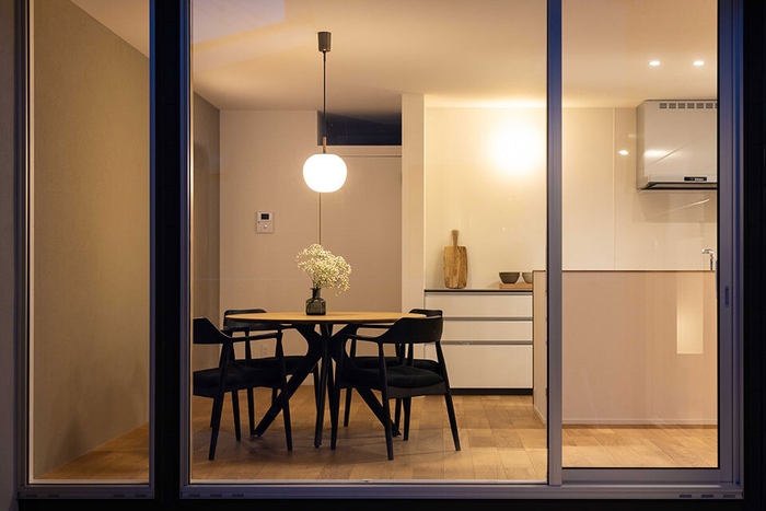 光と風のコンセプトハウス｜夜のダイニングを庭から望む