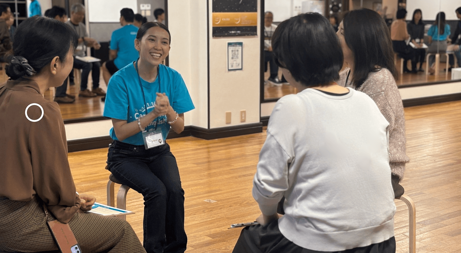 フィリピン人教師と参加者の皆さんでフリートークをする様子①