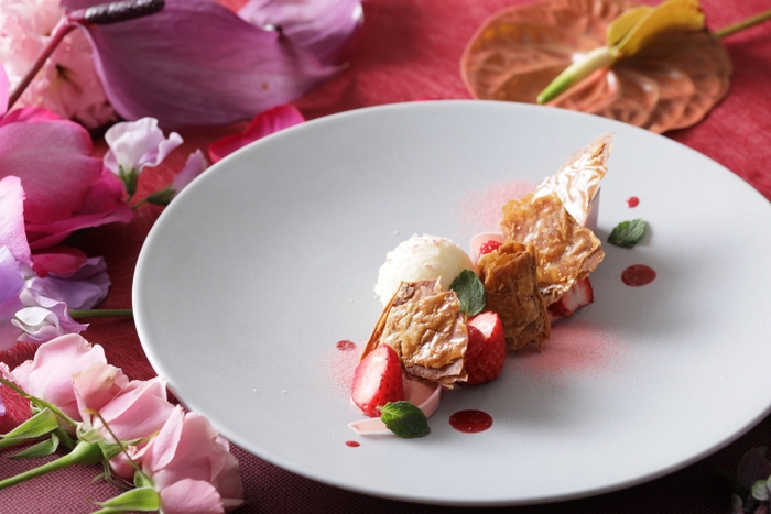 ▲蔵王のクリームチーズを使用したアイス、カスタードクリームに桜の花びらパウダーをいれ美しい桜色を楽しめます。アクセントには、フランス ブルターニュ半島南部のゲランド(塩田)のフルール・ド・セル(塩の花)を添えました。※イメージ画像