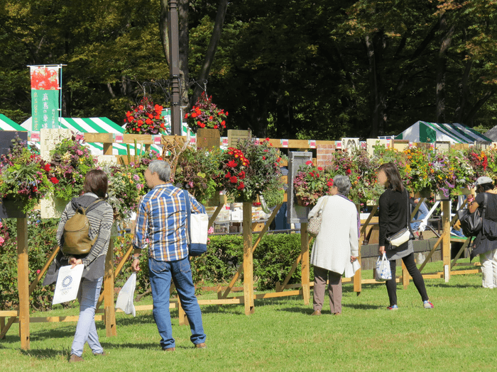 出展作品を楽しむ来園者平成30年)