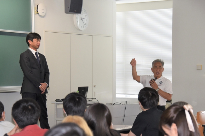 小田さんを紹介する梅田教授