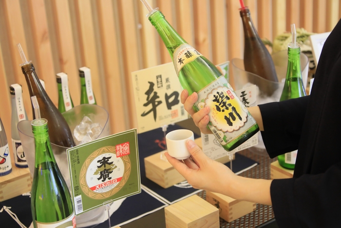 常時5種の日本酒の飲み比べを愉しめるKAKU-UCHI BAR