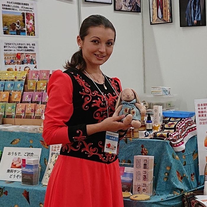 キルギスの民族衣装スタッフ例