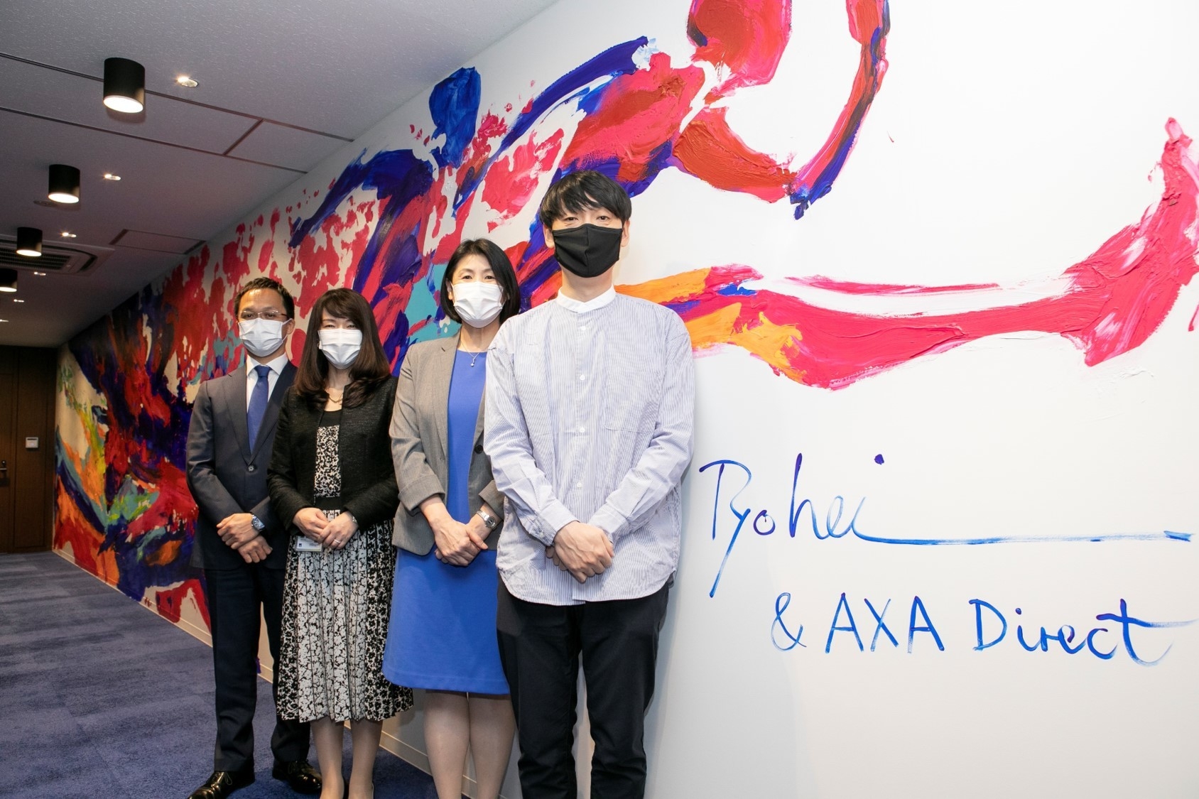 完成したシンボルアート「KEEP MOVING」を前に