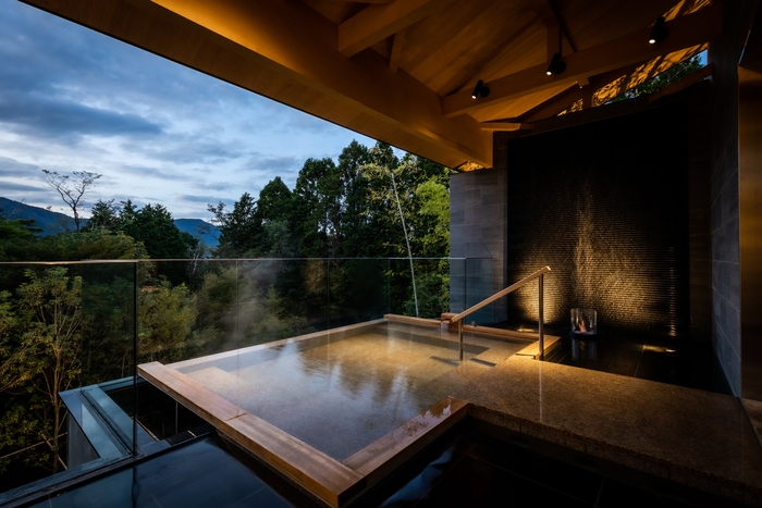 貸切温泉露天風呂。絶景を眺めながら極上の湯浴みを