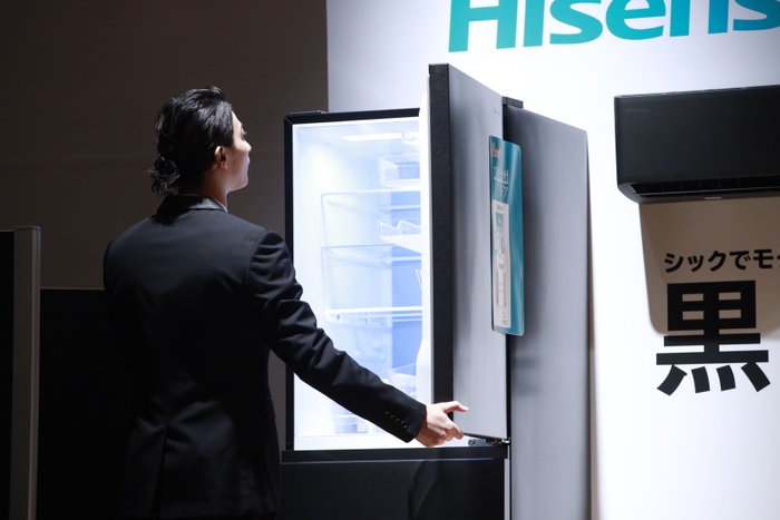 冷蔵庫を開ける横浜流星さん