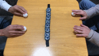 制限時間内で相手の陣地にコインを落とすバーストルール。大人も子どもも楽しめる。