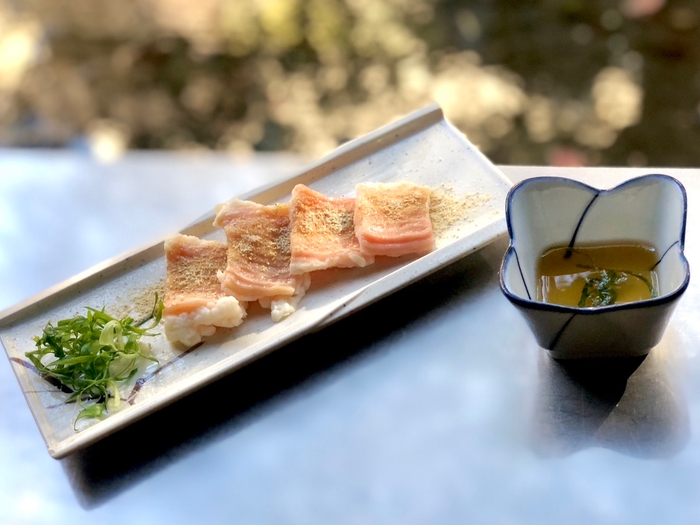 洗いだれで召し上がっていただく洗練された味わいの「塩ホルモン」