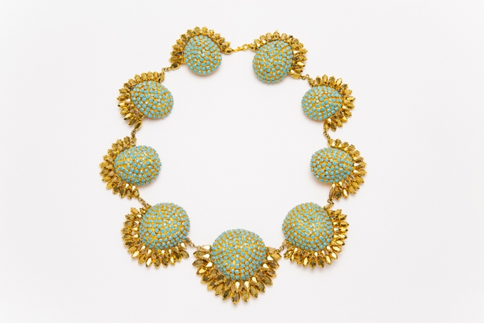 ロジェ・ジャン=ピエール《ネックレス》 デザイン/制作:ロジェ・ジャン=ピエール 制作年:1960年頃 制作国:フランス 素材:メタリッククリスタルガラス、模造トルコ石、メタル